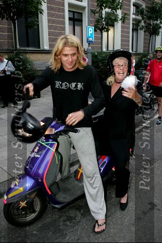 Amsterdam 6 september 2004
Modeshow Frans Molenaar in het Amstel Hotel.
Herma Krabbe met zoon Jacob op scooter