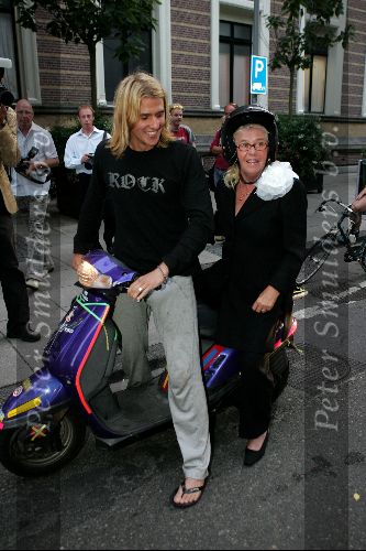 Amsterdam 6 september 2004
Modeshow Frans Molenaar in het Amstel Hotel.
Herma Krabbe met zoon Jacob op scooter