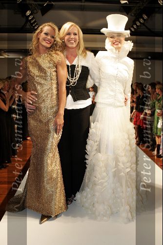 Monaco 10 september 2004
Modeshow Monique Collignon in Grimaldi. 
Monique Collignon met Inge de Bruijn