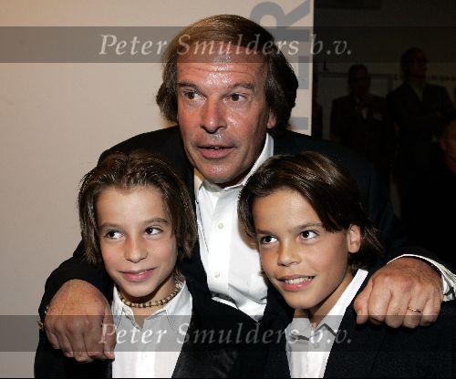 Utrecht 24 september 2004
Premiere Alice in glamourland.
Ivo Niehe met zoons