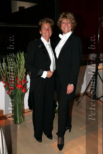 Rotterdam 19 september 2004
Premiere Crazy for You in het nieuwe Luxor.
Simone Kleinsma en Janine v d Ende in rokkostuum