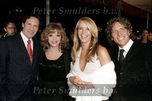 Utrecht 24 september 2004
Premiere Alice in glamourland.
Linda de Mol met vriend Sander Vahle en Joan Collins met vriend