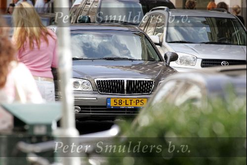 Amsterdam 11 september 2004
Johan Cruyff met zijn vrouw op de pc hooftstraat in zijn Hyundai