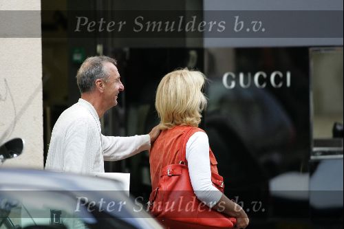 Amsterdam 11 september 2004
Johan Cruyff met zijn vrouw op de pc hooftstraat in zijn Hyundai