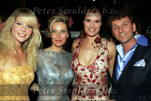 Rotterdam 19 september 2004
Premiere Crazy for You in het nieuwe Luxor.
Anouk v Nes en Dick Cohen Chantal Janzen en Joke de Kruijf