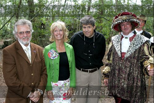 Drunn 13 september 2004
Anky v Grunsven wordt geridderd tot Barones van Land v Ooit. 
joost Prinsen