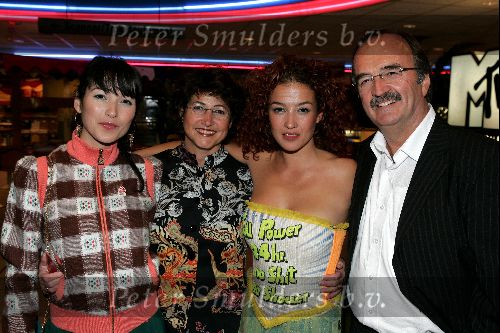 Scheveningen 13 september 2004
Premiere Cool in pathe scheveningen.
Birgit Schuurman Katja Schuurman en hun ouders