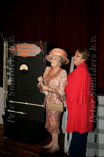 Den Haag 12 september 2004
Koningin Beatrix opent Diligentia.  
Mevr Overhoff