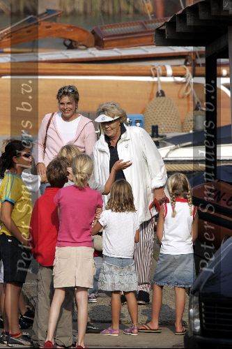 Koningin Beatrix varen met Mabel Wisse Smit Prins Friso Prins Constantijn  Prinses Laurentien Prinses Eloise en Prins Claus Cazimir
Groene Draeck
