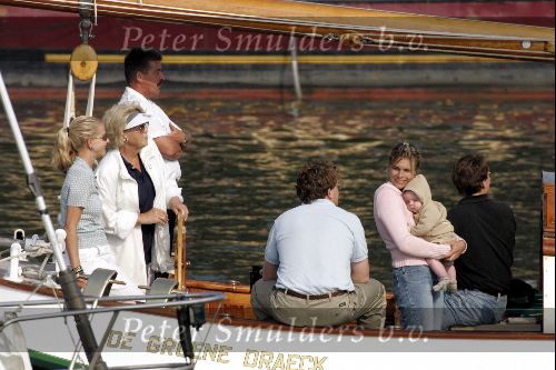 Koningin Beatrix varen met Mabel Wisse Smit Prins Friso Prins Constantijn  Prinses Laurentien Prinses Eloise en Prins Claus Cazimir
Groene Draeck