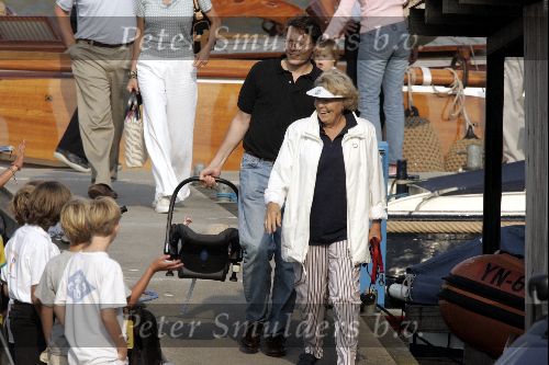 Koningin Beatrix varen met Mabel Wisse Smit Prins Friso Prins Constantijn  Prinses Laurentien Prinses Eloise en Prins Claus Cazimir
Groene Draeck