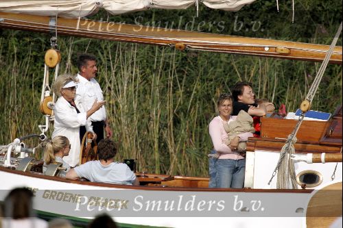 Koningin Beatrix varen met Mabel Wisse Smit Prins Friso Prins Constantijn  Prinses Laurentien Prinses Eloise en Prins Claus Cazimir
Groene Draeck