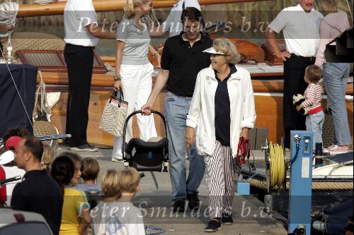 Koningin Beatrix varen met Mabel Wisse Smit Prins Friso Prins Constantijn  Prinses Laurentien Prinses Eloise en Prins Claus Cazimir
Groene Draeck