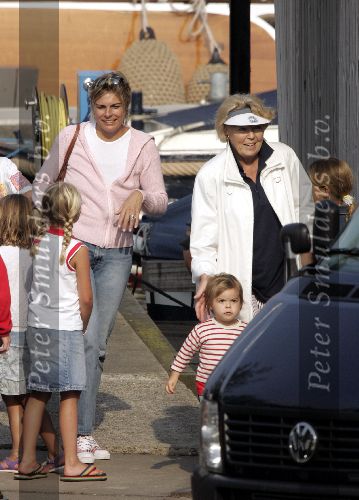 Koningin Beatrix varen met Mabel Wisse Smit Prins Friso Prins Constantijn  Prinses Laurentien Prinses Eloise en Prins Claus Cazimir
Groene Draeck