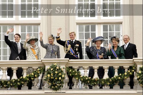 Den Haag 21 september 2004
Prinsjesdag . Koningin Beatrix, Prins Willem Alexander, Maxima Prins Constantijn Prinses Laurentien Pieter v Vollenhoven en Prinses Margriet op bordes paleis Noordeinde  
Prinsjesdag 2004