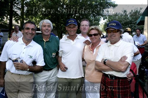 Elst 8 september 2004
Golftournooi voor het goede doel.
Aristakes met Klaas Wilting en Mevr Kuiper en kunstenaar Clemens Briels (r)