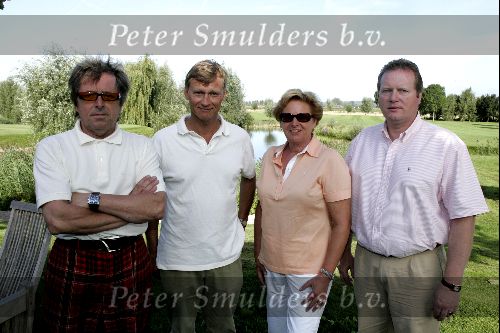Elst 8 september 2004
Golftournooi voor het goede doel.
Clemens Briels en Mevr Kuiper van golfbaan Dorhout Mees