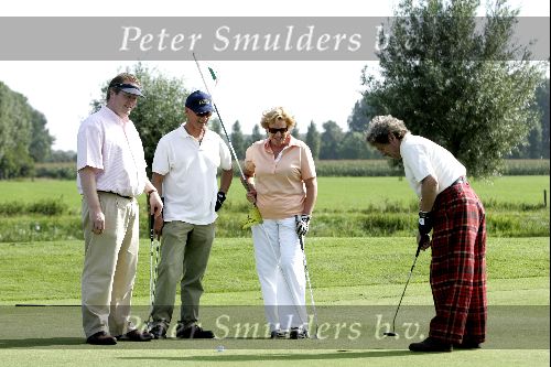 Elst 8 september 2004
Golftournooi voor het goede doel.
Mevr Kuiper en rechts kunstenaar Clemens Briels