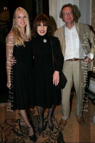 Amsterdam 6 september 2004
Modeshow Frans Molenaar in het Amstel Hotel.
Liesbeth List met man en dochter