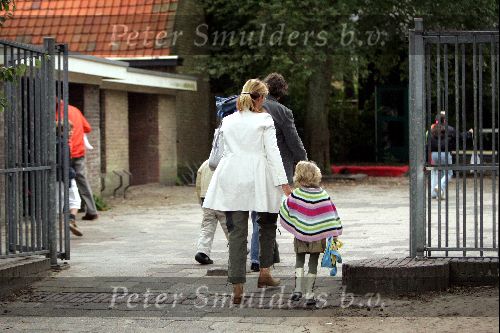 Bussum 20 september 2004
Linda de Mol en Sander Vahle brengen Julian en Noah naar school na hun wereldreis.