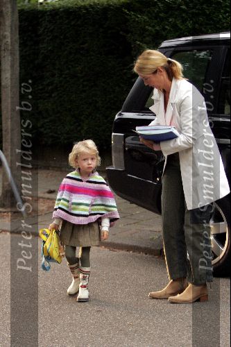Bussum 20 september 2004
Linda de Mol en Sander Vahle brengen Julian en Noah naar school na hun wereldreis.