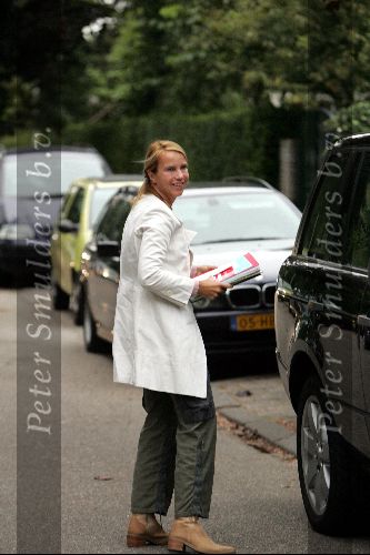 Bussum 20 september 2004
Linda de Mol en Sander Vahle brengen Julian en Noah naar school na hun wereldreis.