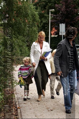 Bussum 20 september 2004
Linda de Mol en Sander Vahle brengen Julian en Noah naar school na hun wereldreis.