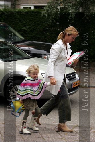 Bussum 20 september 2004
Linda de Mol en Sander Vahle brengen Julian en Noah naar school na hun wereldreis.