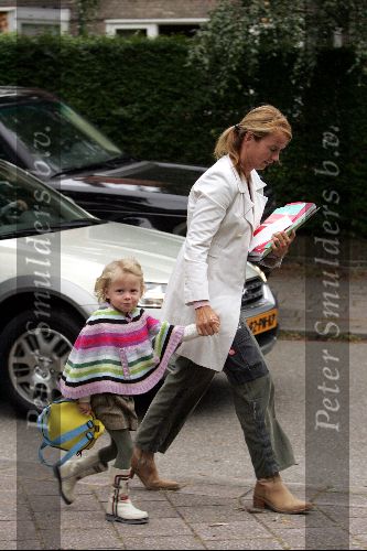 Bussum 20 september 2004
Linda de Mol en Sander Vahle brengen Julian en Noah naar school na hun wereldreis.