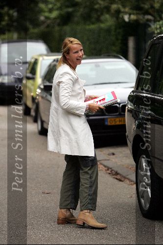 Bussum 20 september 2004
Linda de Mol en Sander Vahle brengen Julian en Noah naar school na hun wereldreis.