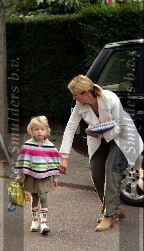 Bussum 20 september 2004
Linda de Mol en Sander Vahle brengen Julian en Noah naar school na hun wereldreis.