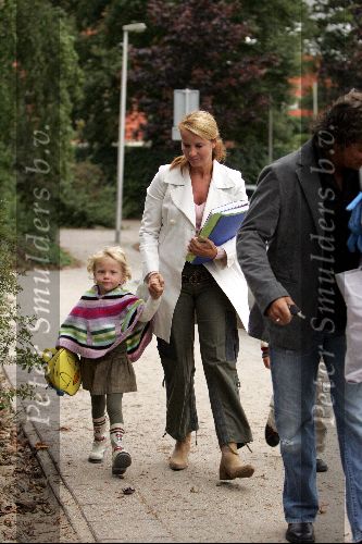 Bussum 20 september 2004
Linda de Mol en Sander Vahle brengen Julian en Noah naar school na hun wereldreis.
