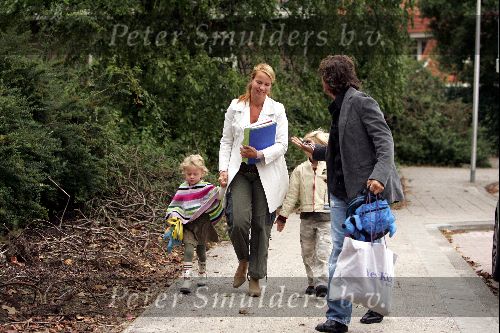 Bussum 20 september 2004
Linda de Mol en Sander Vahle brengen Julian en Noah naar school na hun wereldreis.