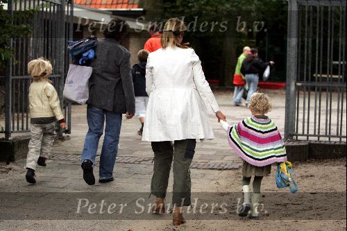 Bussum 20 september 2004
Linda de Mol en Sander Vahle brengen Julian en Noah naar school na hun wereldreis.
