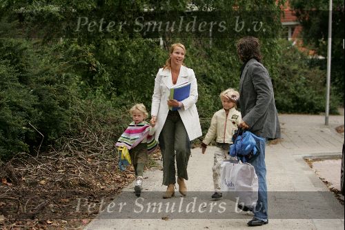 Bussum 20 september 2004
Linda de Mol en Sander Vahle brengen Julian en Noah naar school na hun wereldreis.