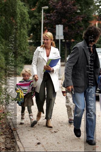 Bussum 20 september 2004
Linda de Mol en Sander Vahle brengen Julian en Noah naar school na hun wereldreis.