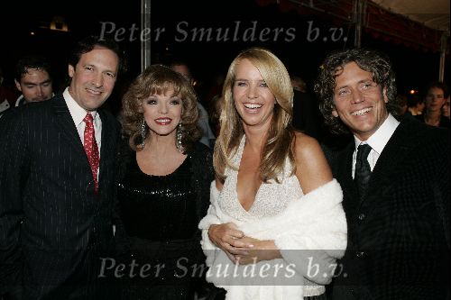 Utrecht 24 september 2004
Premiere Alice in glamourland.
Linda de Mol met vriend Sander Vahle en Joan Collins met vriend