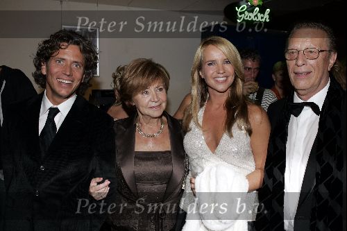 Utrecht 24 september 2004
Premiere Alice in glamourland.
Linda de Mol met Sander Vahle en haar ouders John de Mol sr met vrouw
