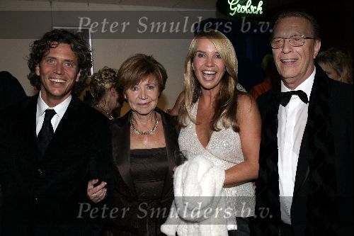 Utrecht 24 september 2004
Premiere Alice in glamourland.
Linda de Mol met Sander Vahle en haar ouders John de Mol sr met vrouw