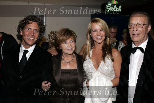 Utrecht 24 september 2004
Premiere Alice in glamourland.
Linda de Mol met Sander Vahle en haar ouders John de Mol sr met vrouw