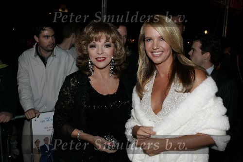 Utrecht 24 september 2004
Premiere Alice in glamourland.
Linda de Mol met vriend Sander Vahle en Joan Collins met vriend