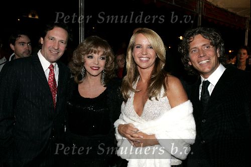 Utrecht 24 september 2004
Premiere Alice in glamourland.
Linda de Mol met vriend Sander Vahle en Joan Collins met vriend