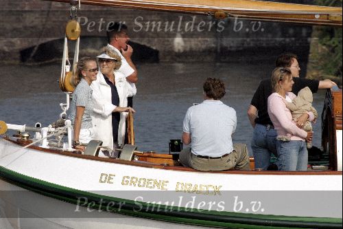 Koningin Beatrix varen met Mabel Wisse Smit Prins Friso Prins Constantijn  Prinses Laurentien Prinses Eloise en Prins Claus Cazimir
Groene Draeck