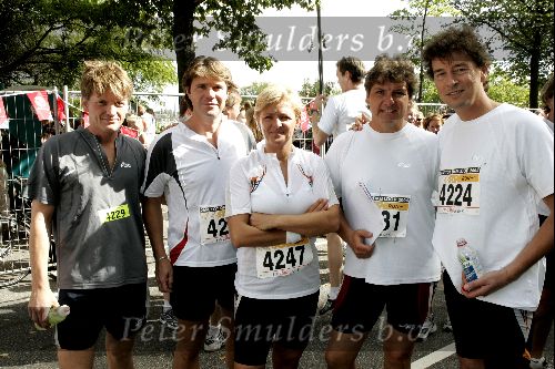 Zaandam 19 september 2004
Dam tot Dam Loop. Caroline Tensen met Peter Gallas en Marc Klein Essink   Prins Pieter Christiaan en Rene Froger