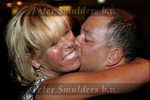 Hilversum 30 september 2004
Uitreiking Gouden beelden in studio 21
Margriet Zeegers kussend met vriend