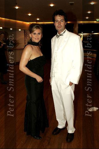 Hilversum 30 september 2004
Uitreiking Gouden beelden in studio 21
Marie Carmen Oudendijk met presentator RTL Z Roland Koopman