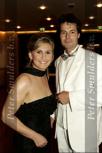 Hilversum 30 september 2004
Uitreiking Gouden beelden in studio 21
Marie Carmen Oudendijk met presentator RTL Z Roland Koopman