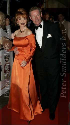 Utrecht 24 september 2004
Premiere Alice in glamourland.
Marijke Helwegen met man
