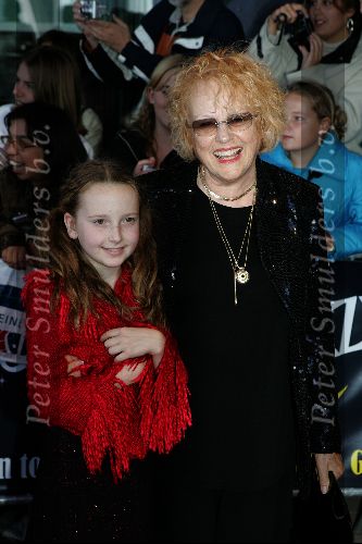 Rotterdam 19 september 2004
Premiere Crazy for You in het nieuwe Luxor.
Marjan Berm met kleindochter