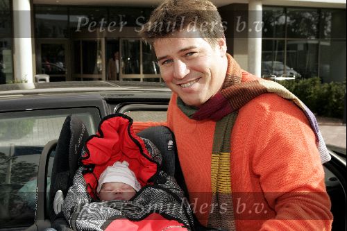 Amstelveen 24 september 2004
Martijn Krabbe verlaat het ziekenhuis met zijn dochter Michelle